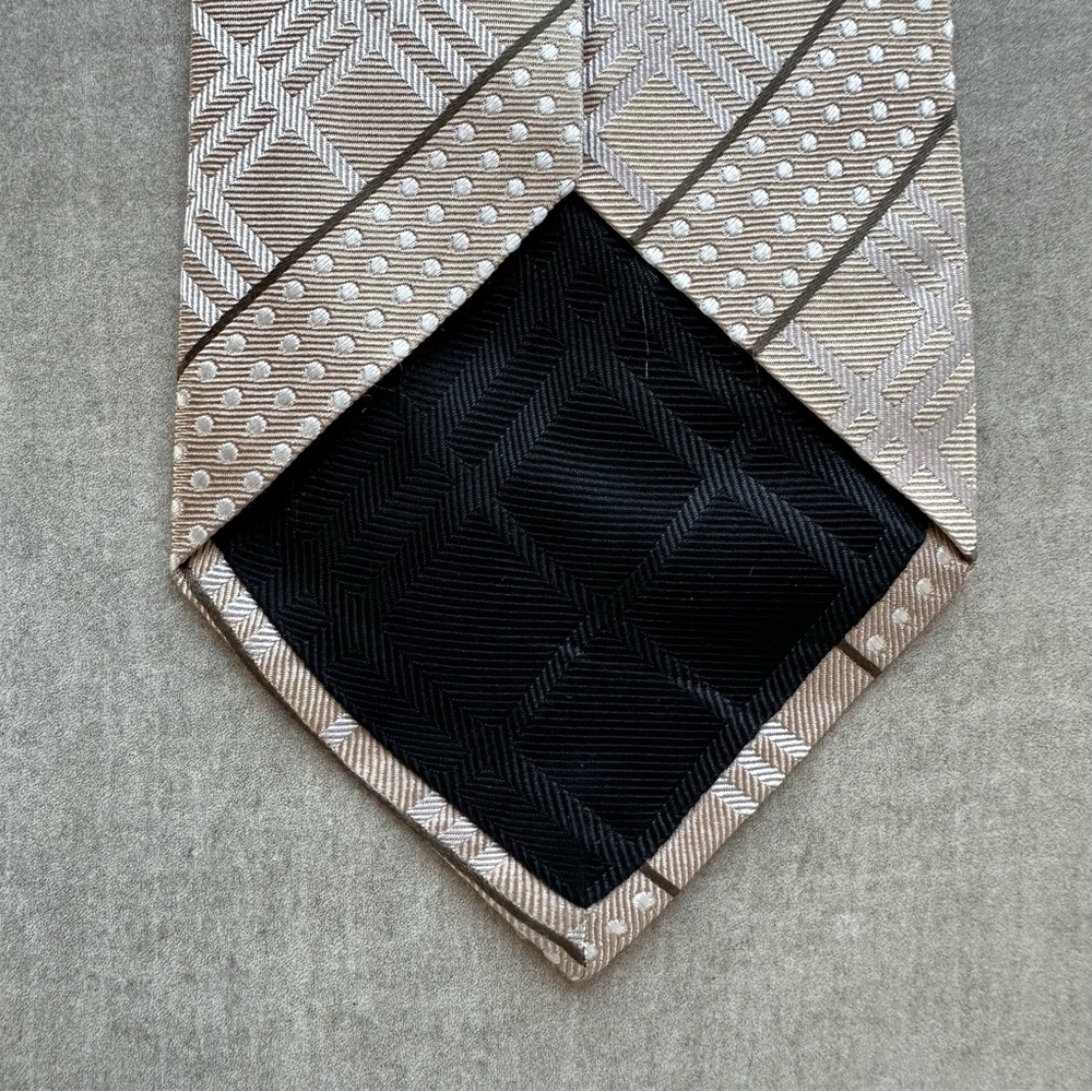 Burberry Tan Silk Tie with Geometric Pattern - Picture 4 of 5